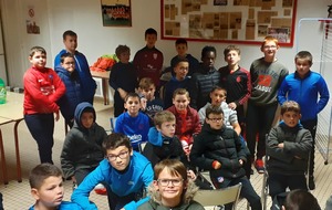 École de football. Réunis devant Stade Brestois - PSG  Article Le Télégramme 