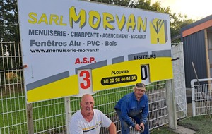 Mise en place d'un panneau d'affichage sur le synthétique par les bénévoles