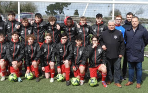 Notre partenaire le Crédit Agricole offre des K-Way aux U 17 de l'ASP 