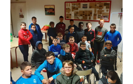 École de football. Réunis devant Stade Brestois - PSG  Article Le Télégramme 
